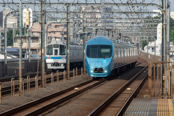 麻生区を走る小田急ロマンスカー。DXによるスピード感と、介護の未来へ向かうイメージ。